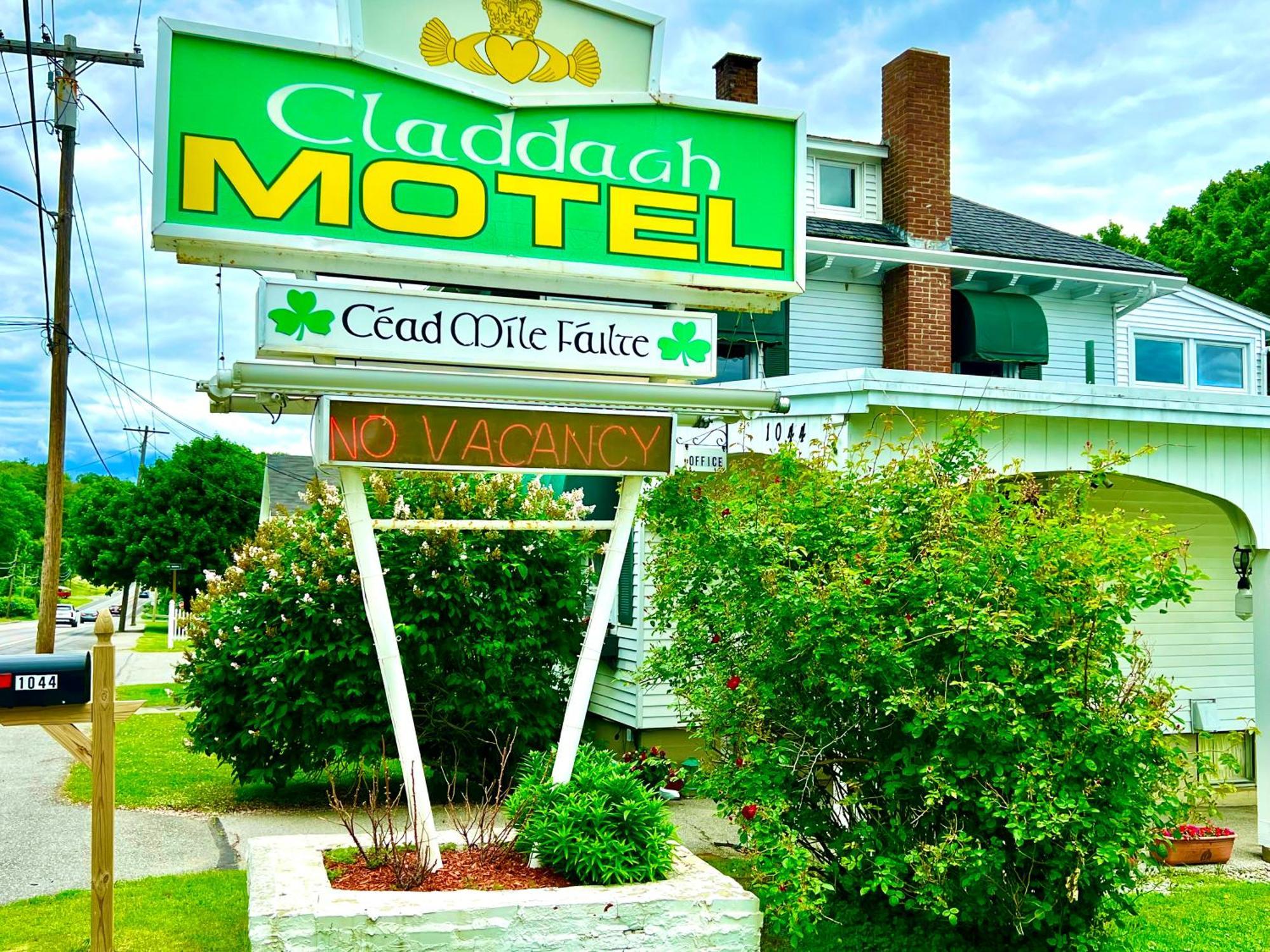Claddagh Motel & Suites Рокпорт Экстерьер фото